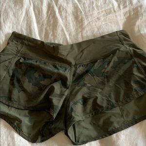 Lululemon Run Speed Shorts - green camo